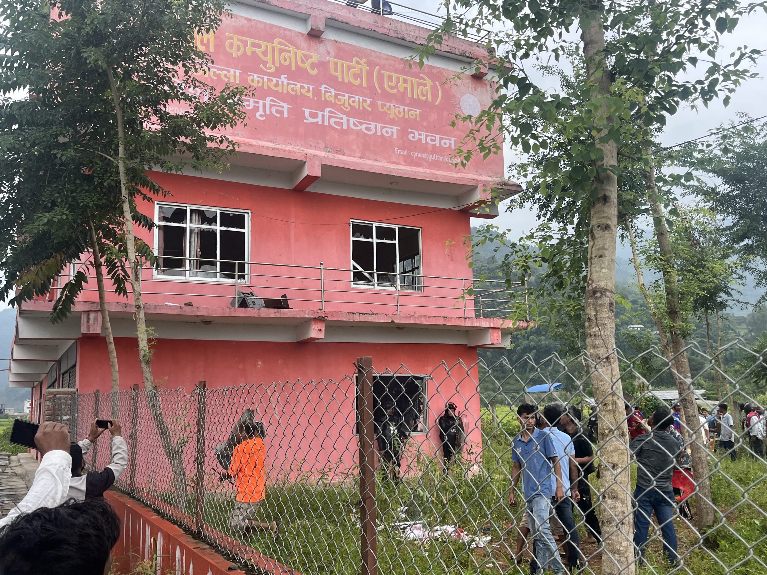 प्यूठानमा एमाले र माओवादी पार्टी कार्यालयमा आगजनी र तोडफोड