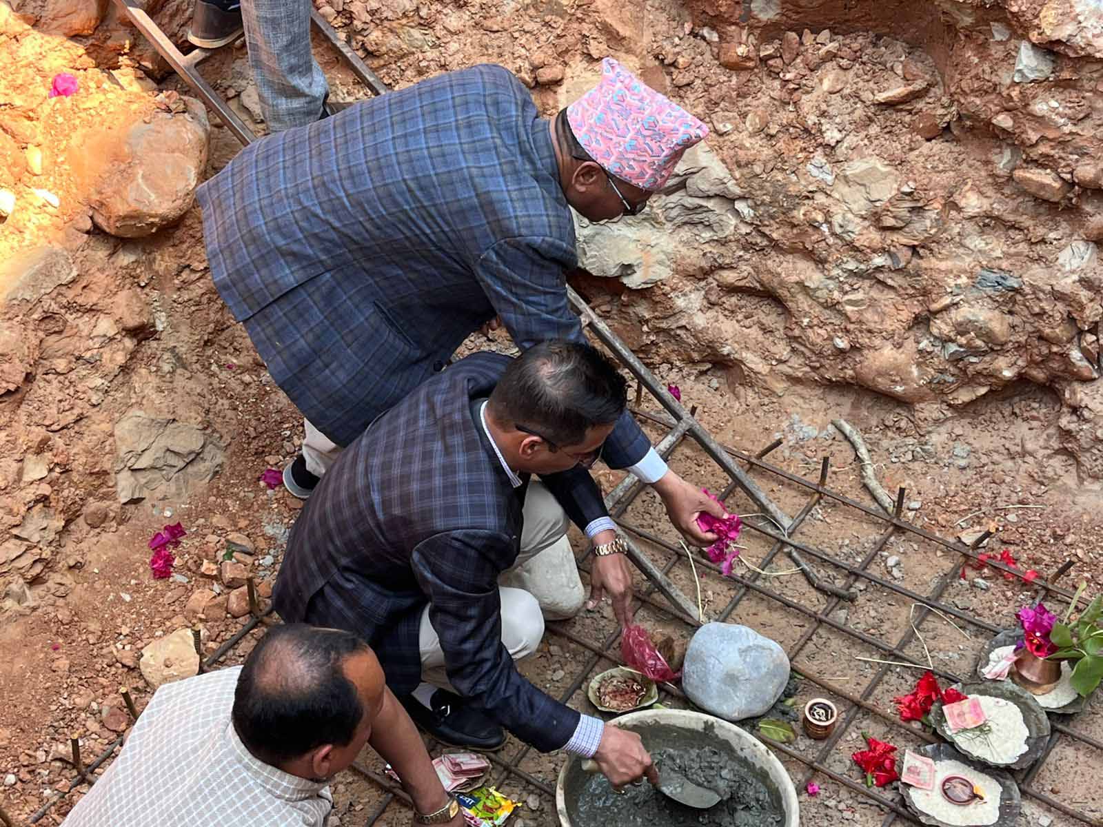 मन्त्री थापाद्वारा वडा कार्यालय भवनको सिलान्यास